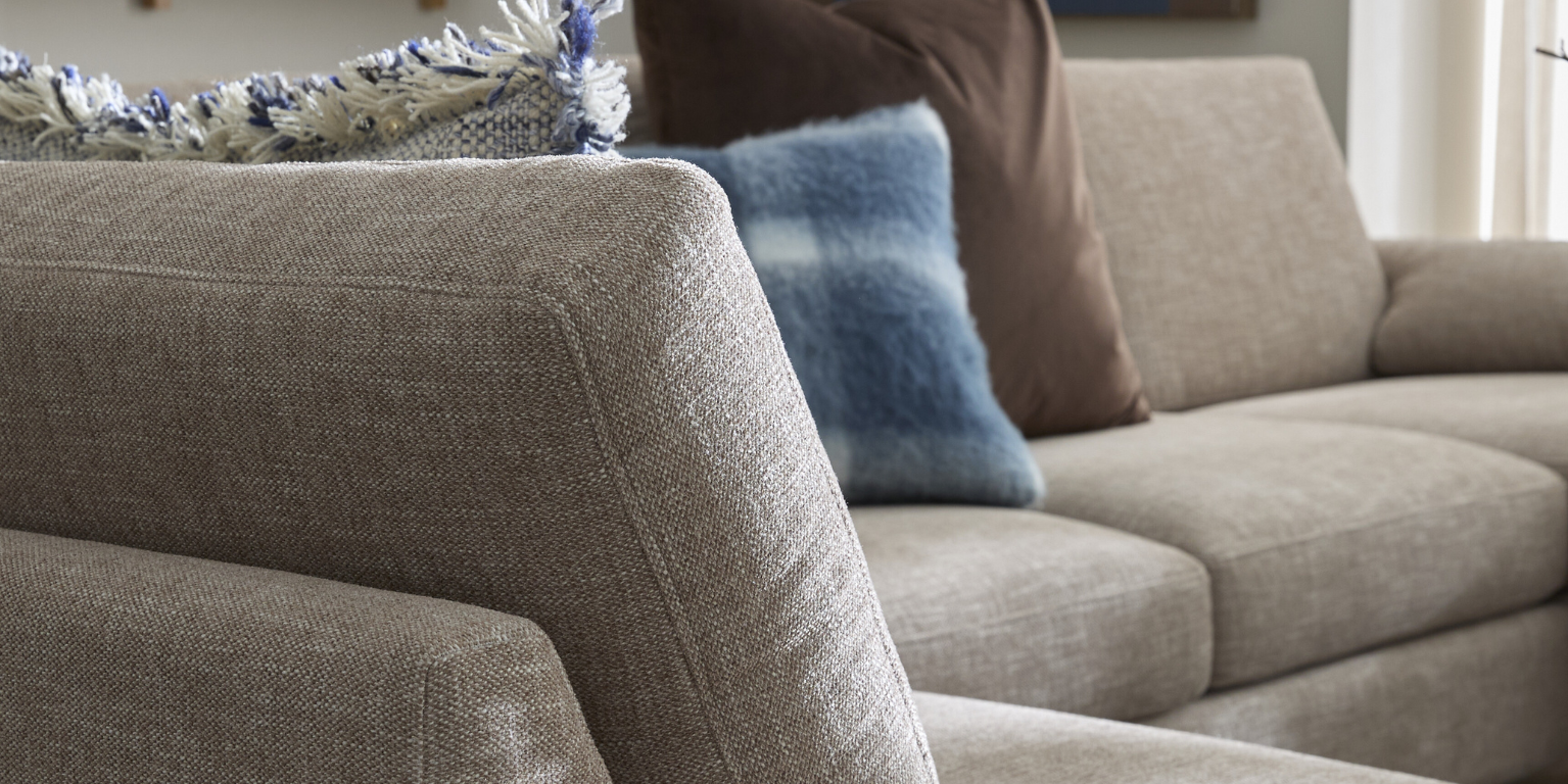 Nærbillede af grå sofa
