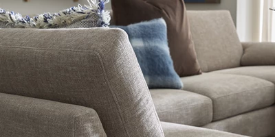 Signatur2 Nærbillede af grå sofa