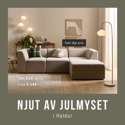 Mysig modulsoffa i grått i ett minimalistiskt vardagsrum.