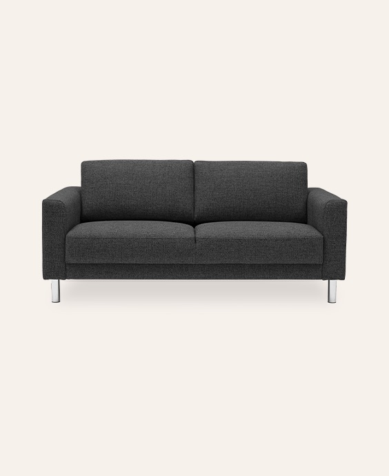 2-sits soffa i grått mot beige bakgrund