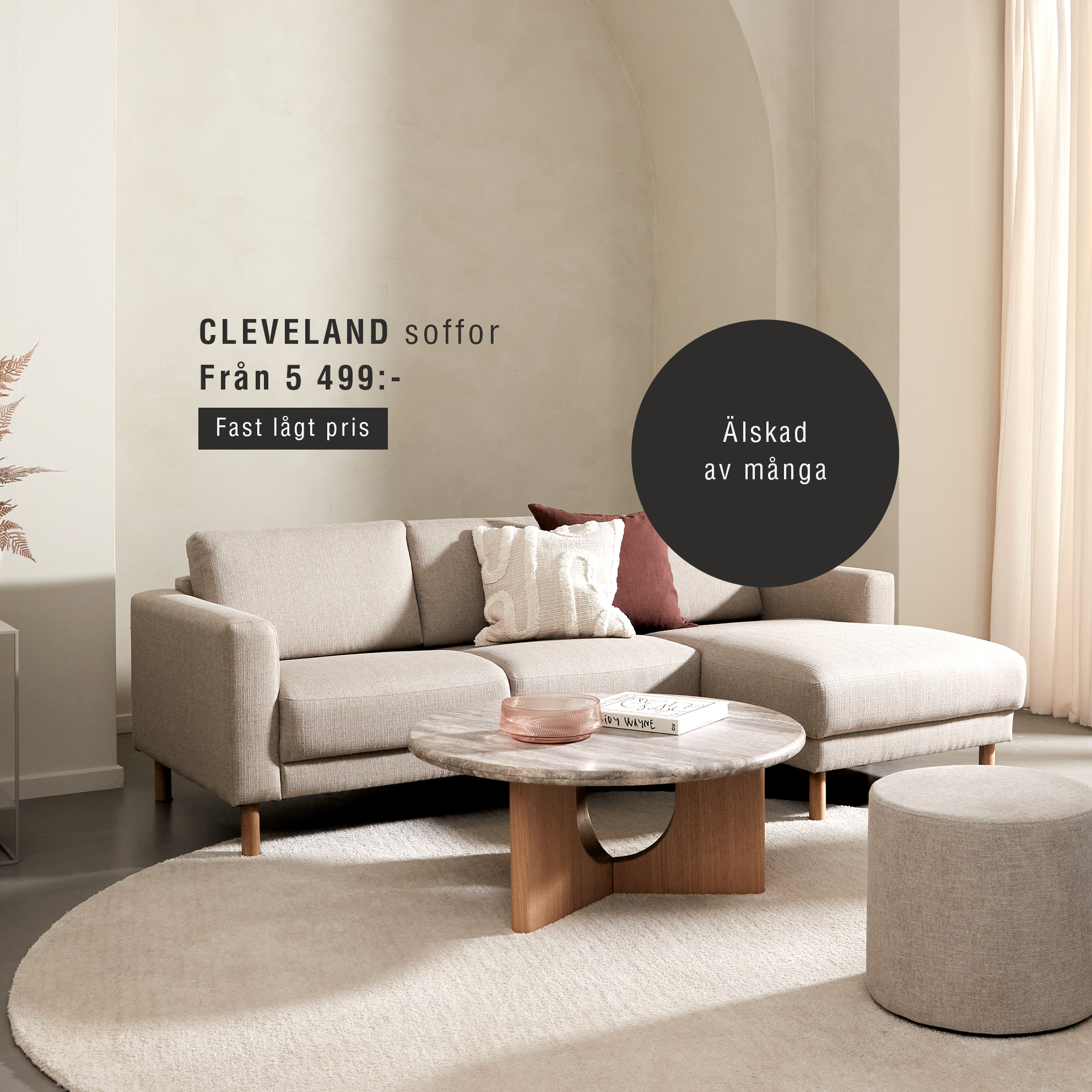 Beige sofa med chaiselong i stue