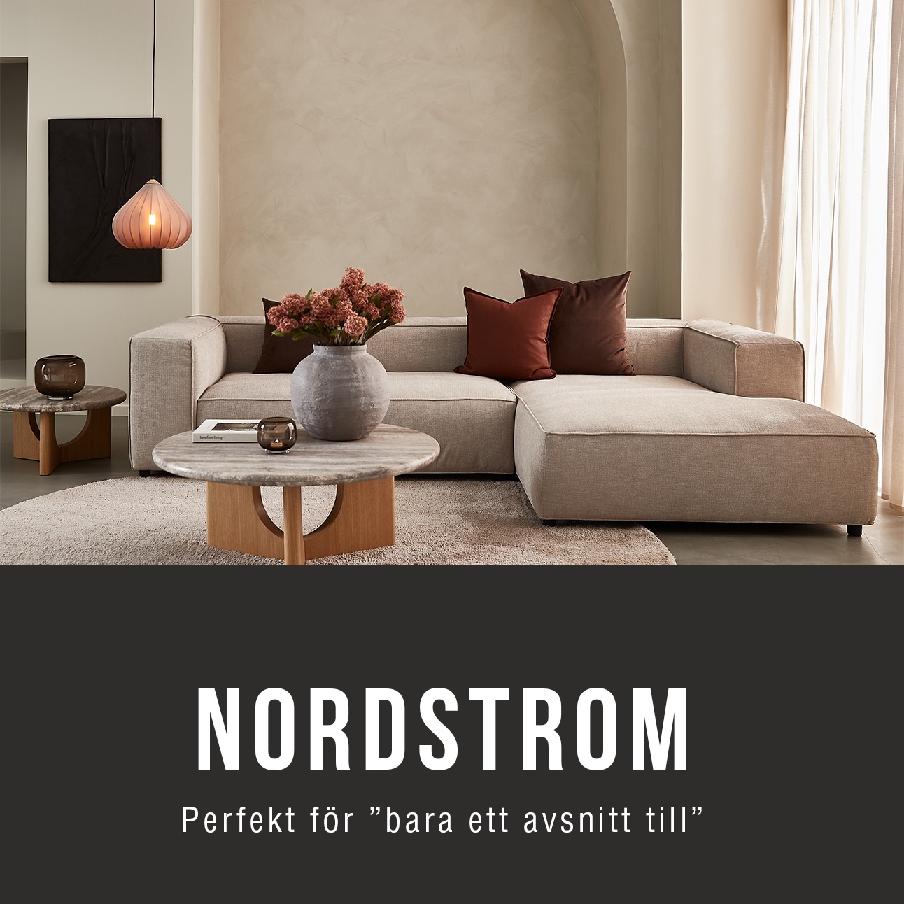 Djup beige soffa i ett mysigt vardagsrum