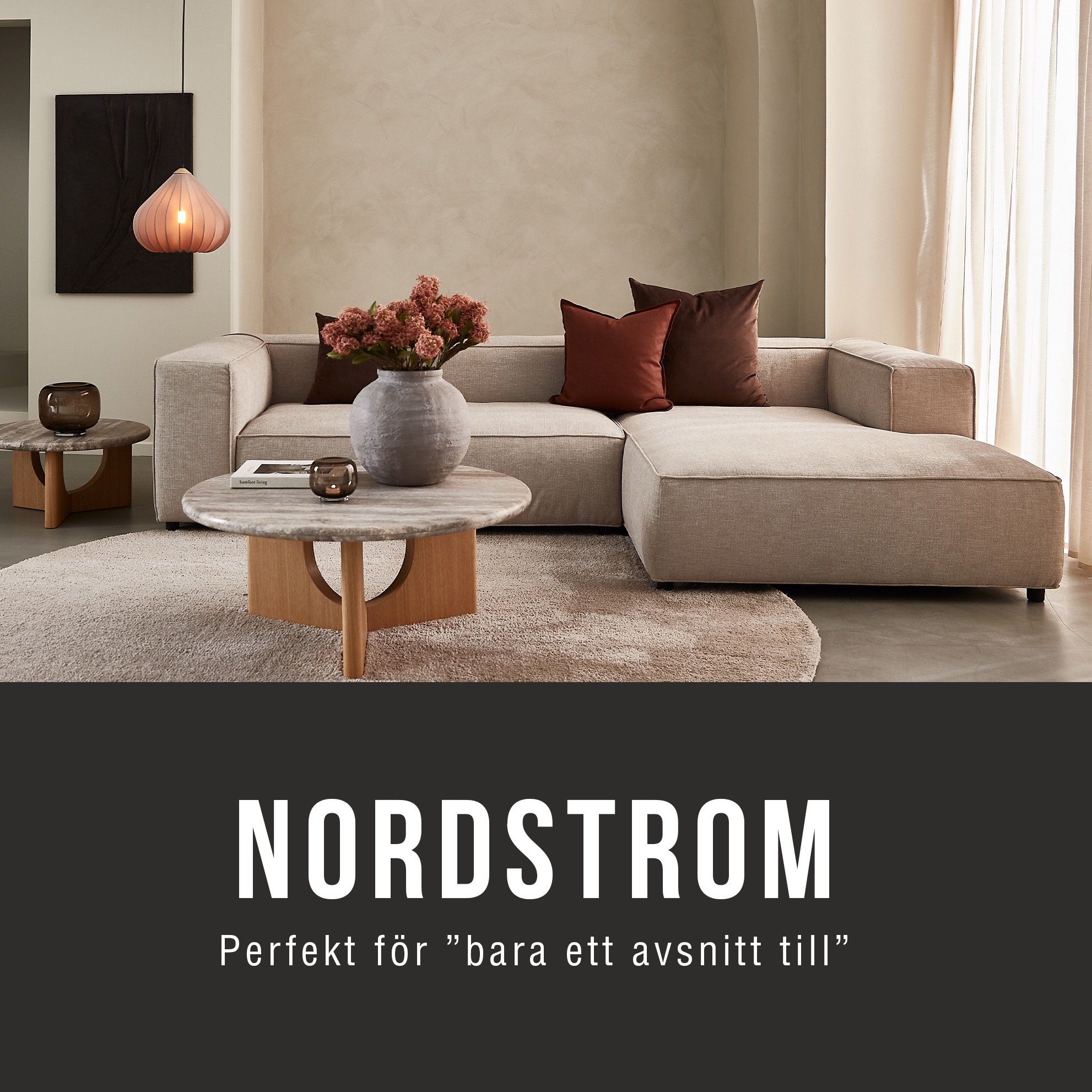 Djup beige soffa i ett mysigt vardagsrum