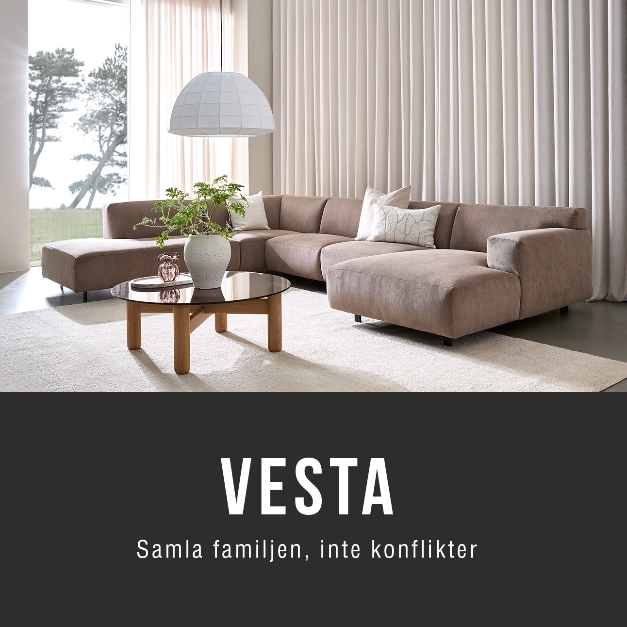 Stor U-soffa i grått i ett mysigt vardagsrum