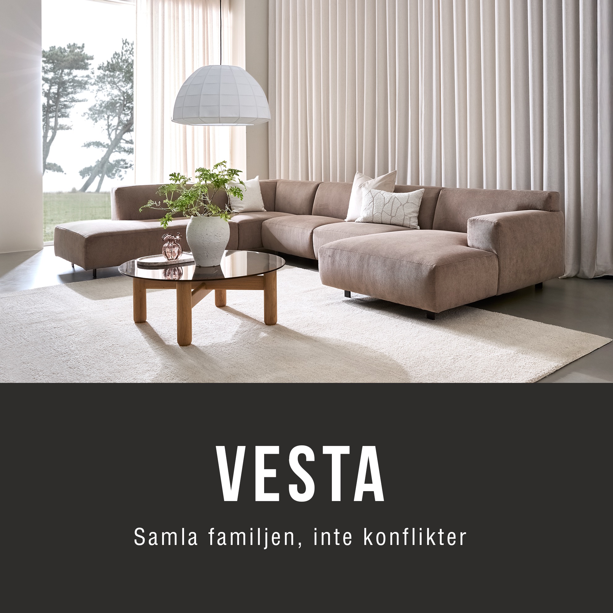 Stor U-soffa i grått i ett mysigt vardagsrum