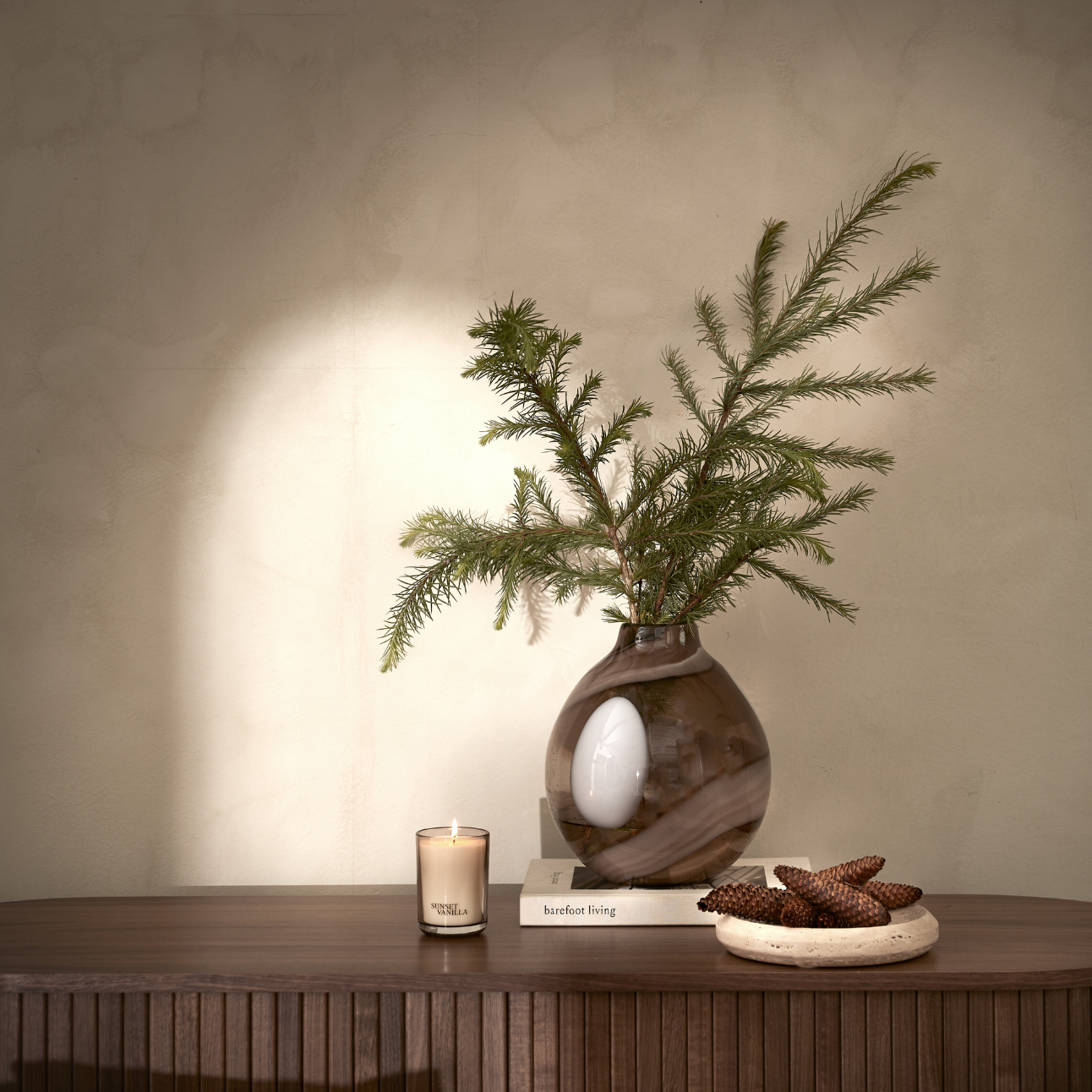 Brun vas på brun byrå