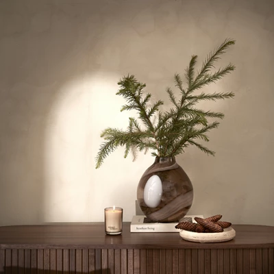 Brun vas på brun byrå