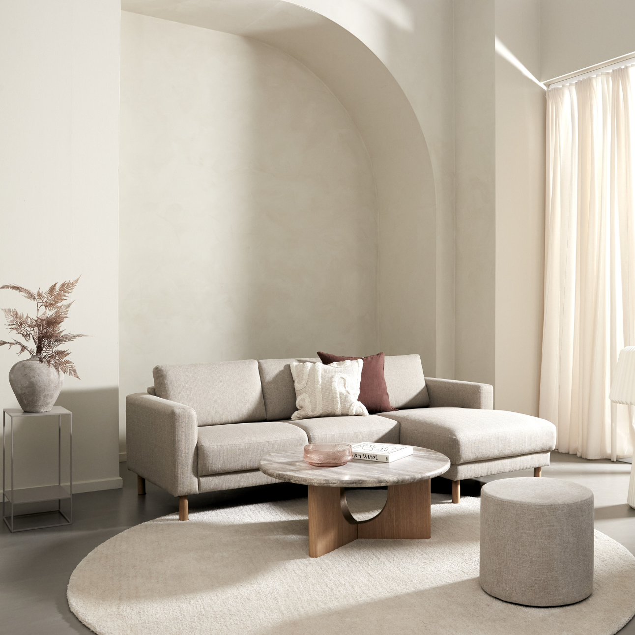 Beige soffa i mysigt vardagsrum