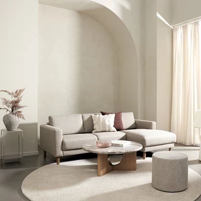 Beige soffa i mysigt vardagsrum