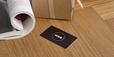 1535X768 Gavekort Gavekort liggende på bord