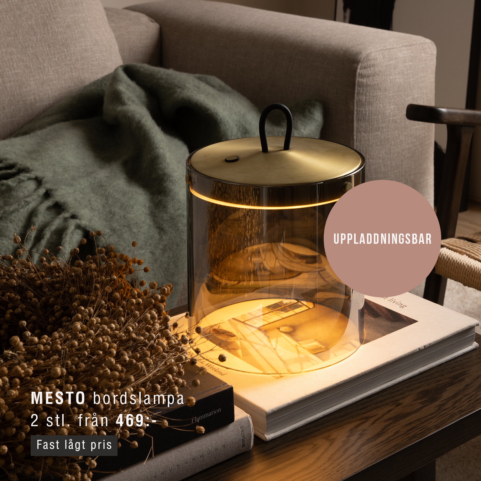 Ett mysigt soffbord [NY TERM] med glaslampor ovanpå böcker.