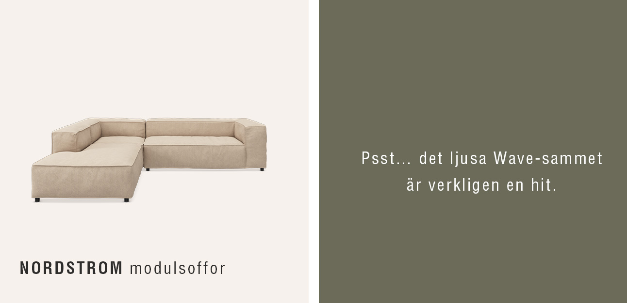 Beige divansoffa mot beige bakgrund