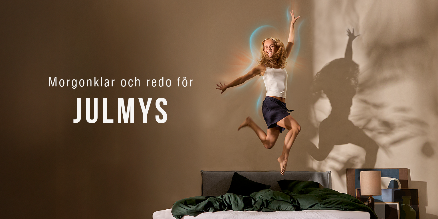 Kvinna som hoppar i säng. Bredvid finns en stor logotyp med Morgonklar.