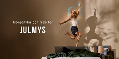 SE Landingpage Online Senge 1535X768px Kvinna som hoppar i säng. Bredvid finns en stor logotyp med Morgonklar.