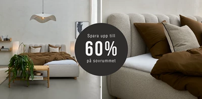 Modern beige säng med bruna textilier i stilrent sovrum med växt och lampa, visar erbjudande om upp till 60 % rabatt.