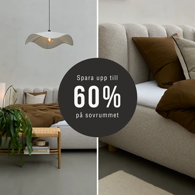 Modern beige säng med bruna textilier i stilrent sovrum med växt och lampa, visar erbjudande om upp till 60 % rabatt.