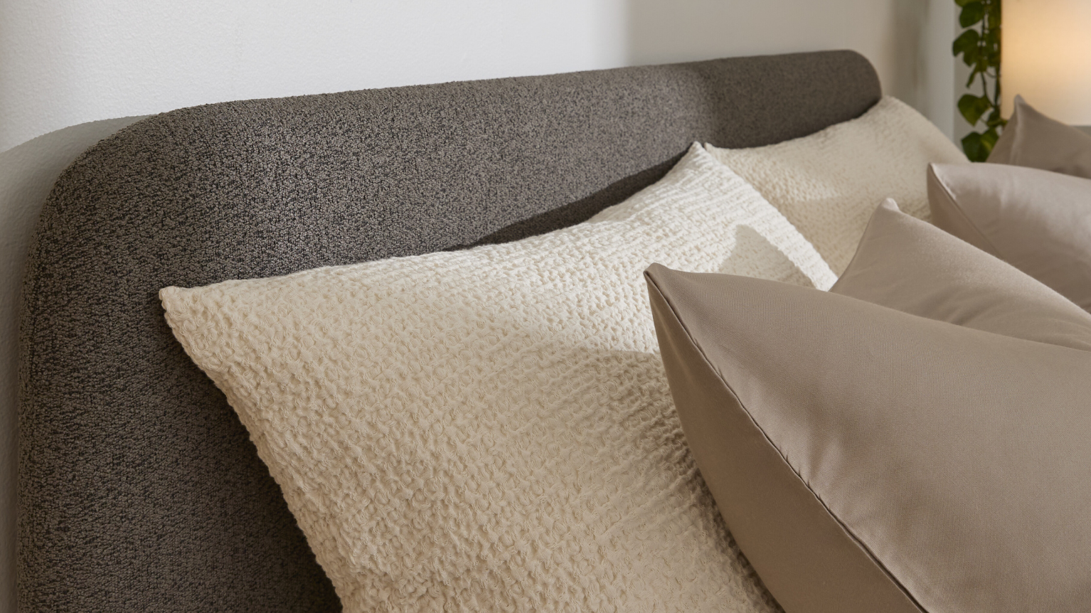 Enkel sänggavel i mörkgrå