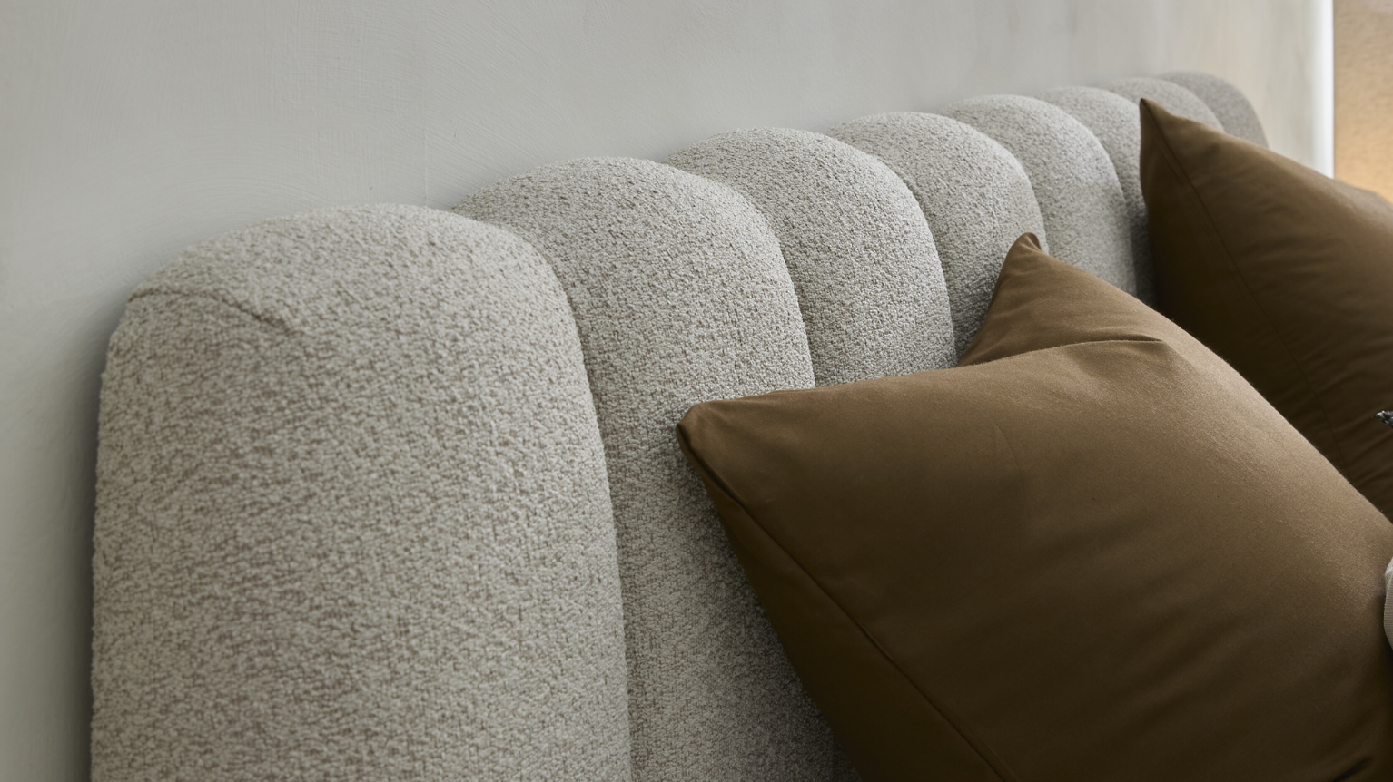 Randig sänggavel i grå