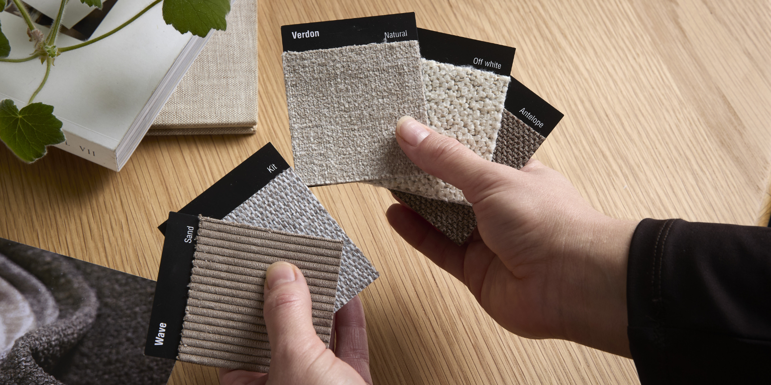 Hænder, der holder små stofprøver