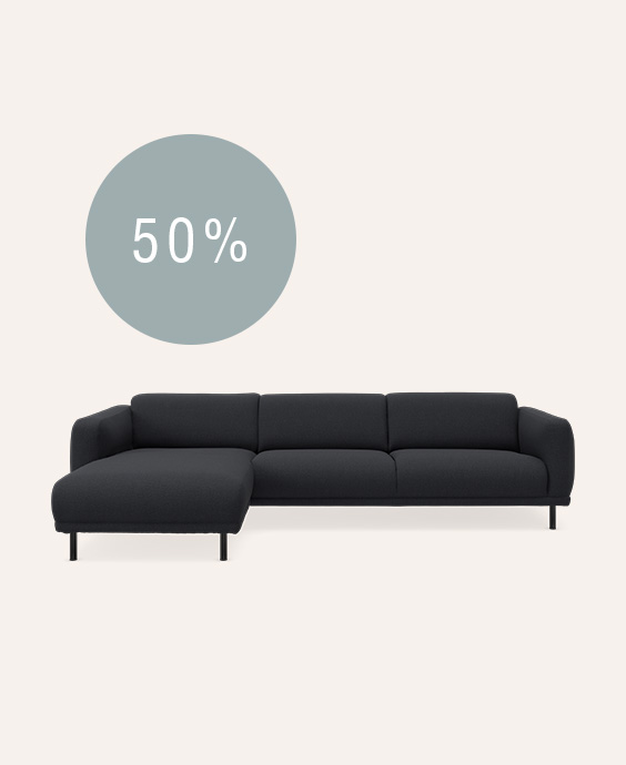 Chaiselongsoffa i mörkblått på beige bakgrund