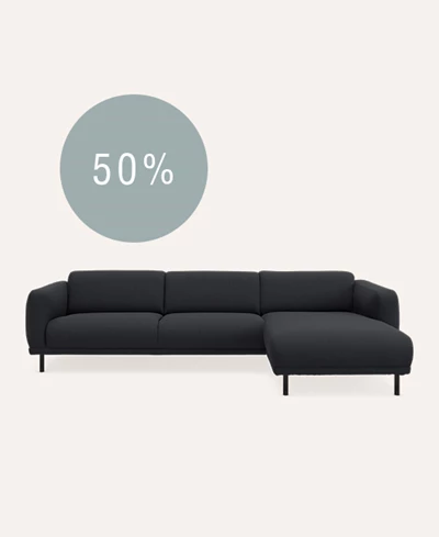 Chaiselongsoffa i mörkblått på beige bakgrund