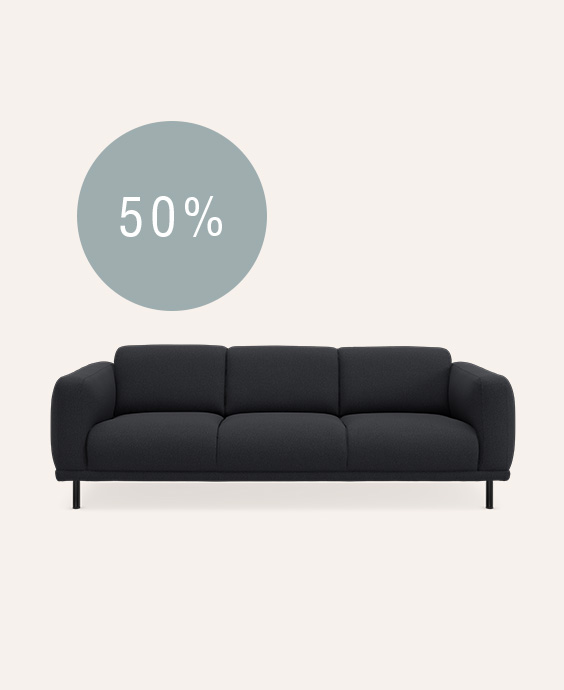 3-sits mörkblå soffa på beige bakgrund