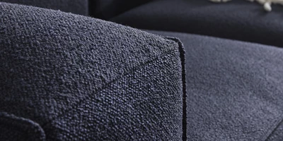 Crush Midnight Blue Närbild av mörkblått tyg på soffa