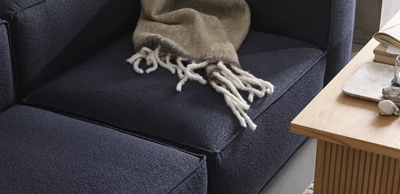 Närbild av mörkblå soffa