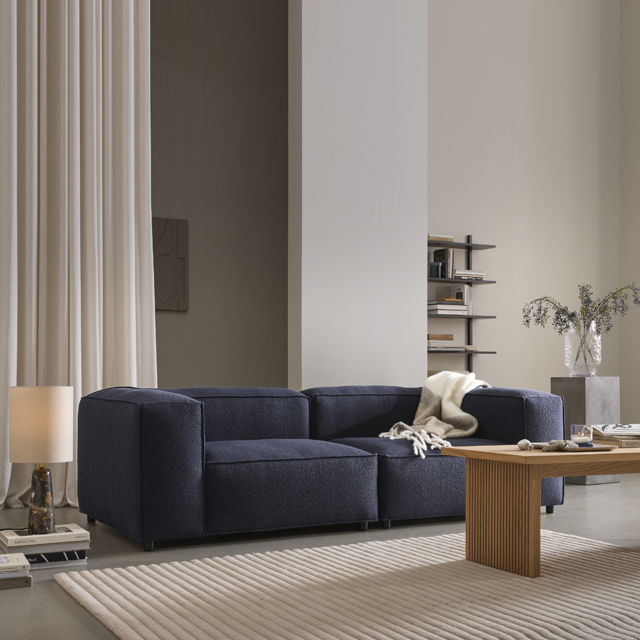 Mörkblå modulsoffa i mysigt vardagsrum