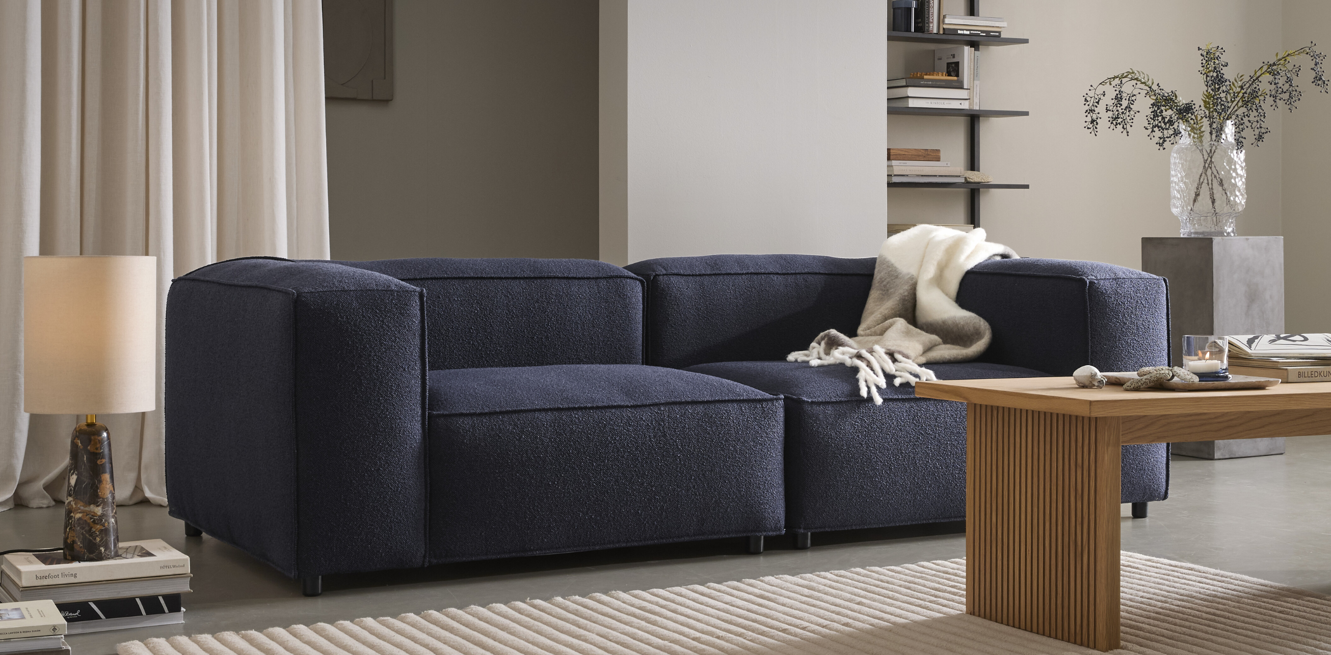 Blå modulsoffa i mysigt vardagsrum
