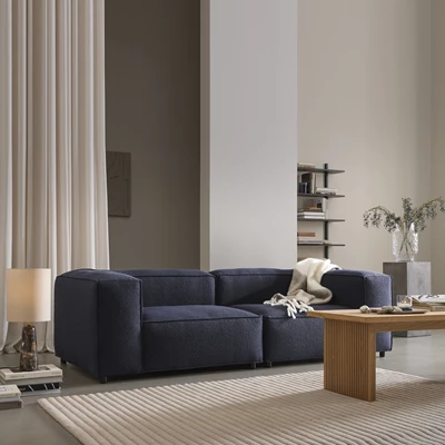 Blå modulsofa i hyggelig stue