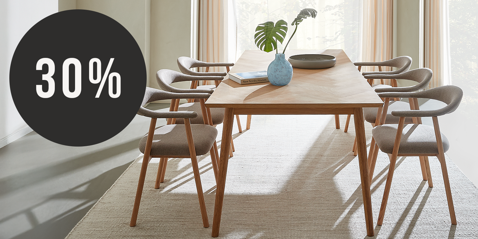 Matgrupp i ljust trä med rektangulärt matbord och sex stolar i skandinavisk design, presenterad med kampanjmärke som visar 30 % rabatt