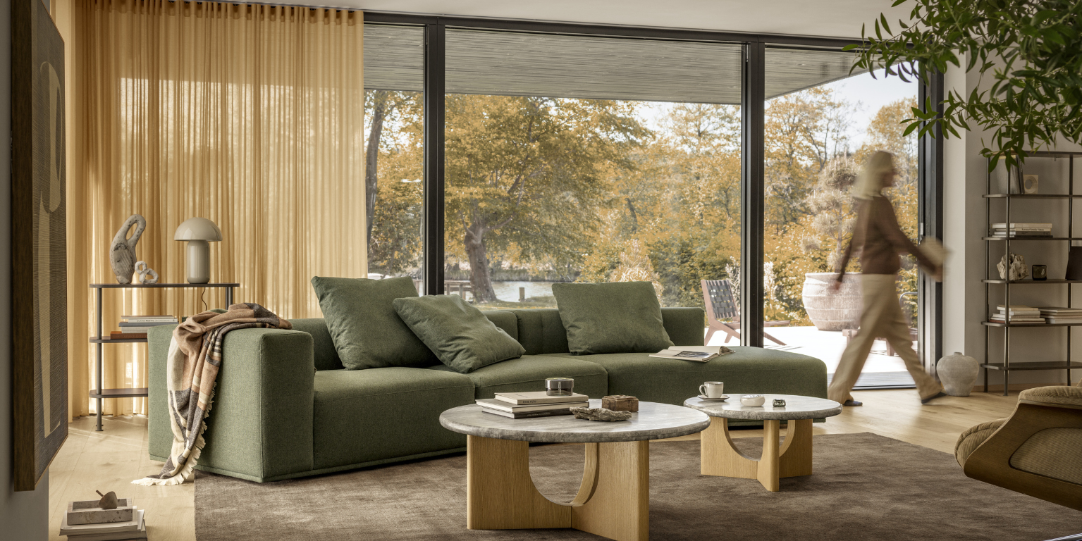 Trevligt vardagsrum med stort panoramafönster