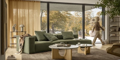 Zano Trevligt vardagsrum med stort panoramafönster