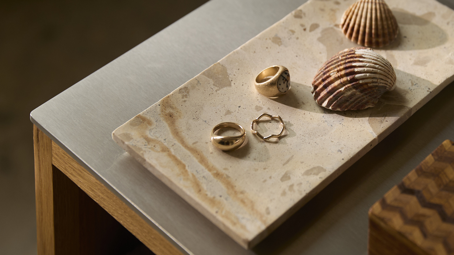 Marmorfat med smycken