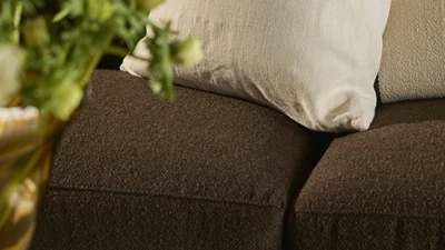 Närbild av vit kudde på soffa