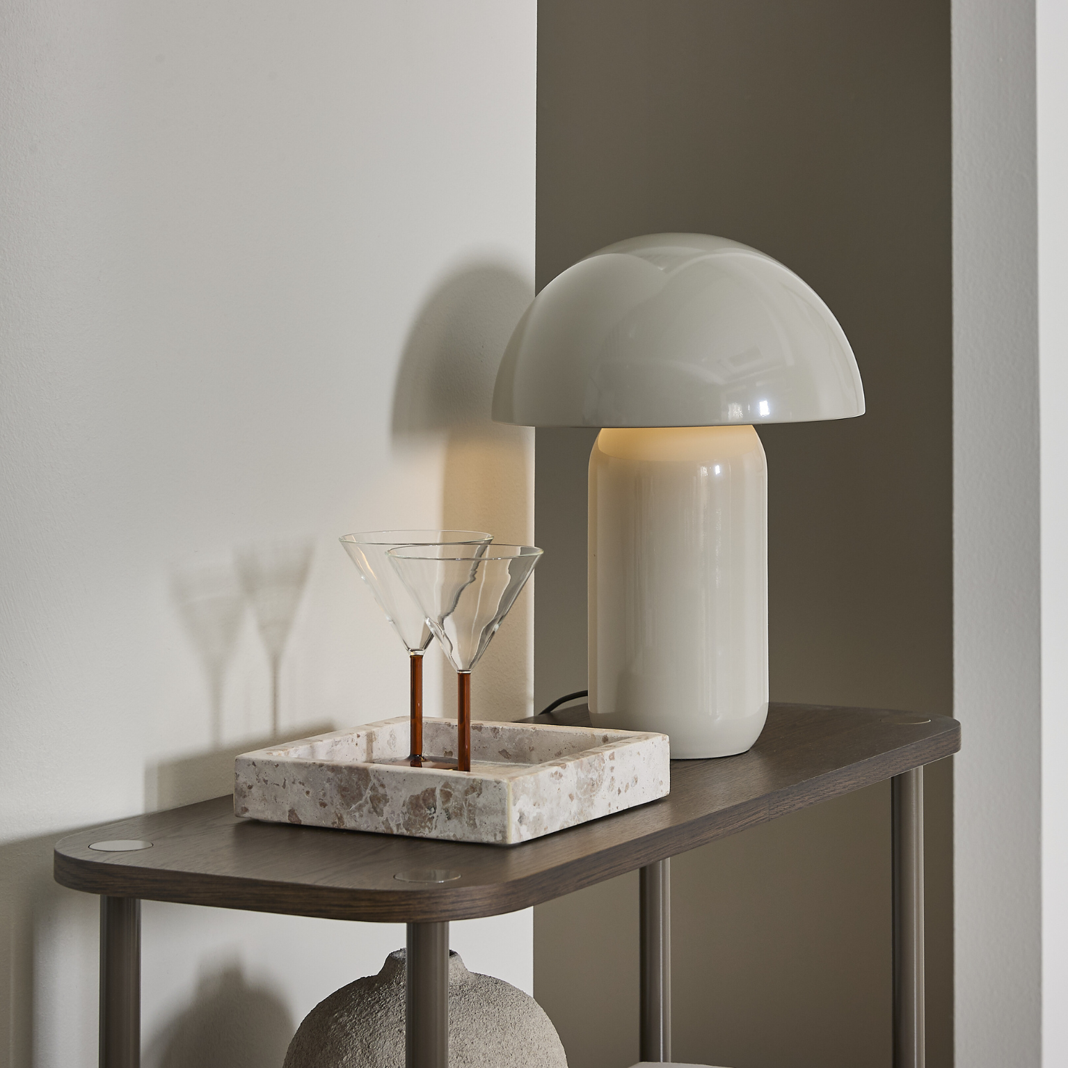 Ljus bordslampa med rundad kupa på konsolbordet