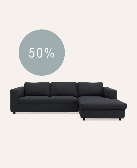 3 personers mørkeblå sofa på beige baggrund