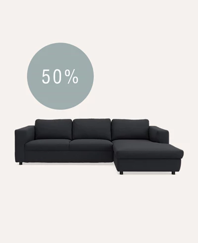 3 personers mørkeblå sofa på beige baggrund