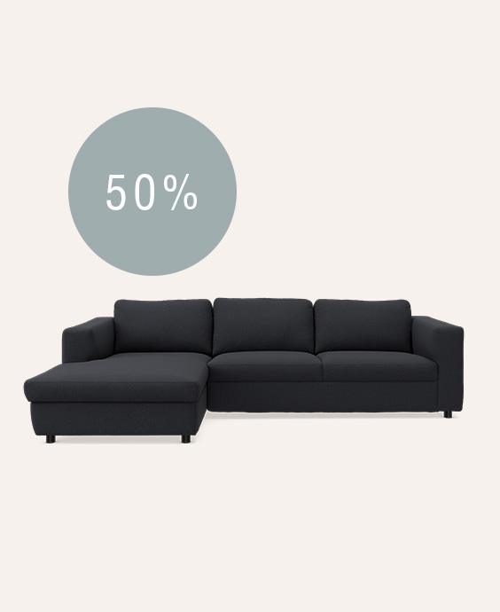 Chaiselongsofa i mørkeblå på beige baggrund