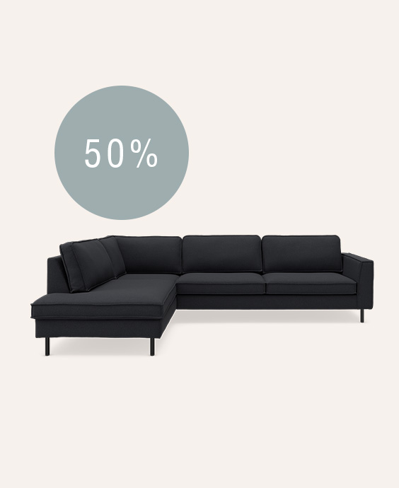 Chaiselongsofa i mørkeblå på beige baggrund