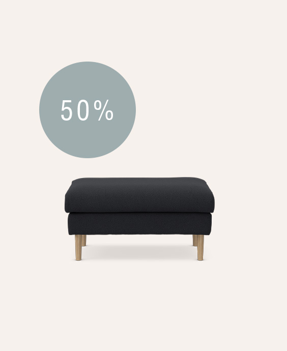 Mørkeblå puf på beige baggrund