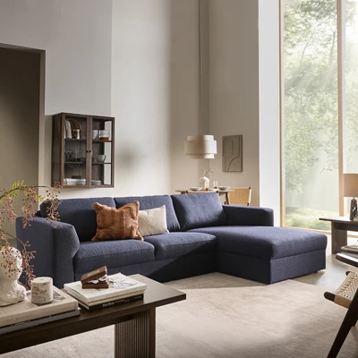 Mörkblå modulsoffa i mysigt vardagsrum