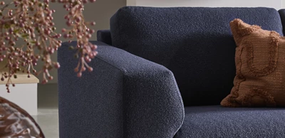 Närbild av mörkblå soffa