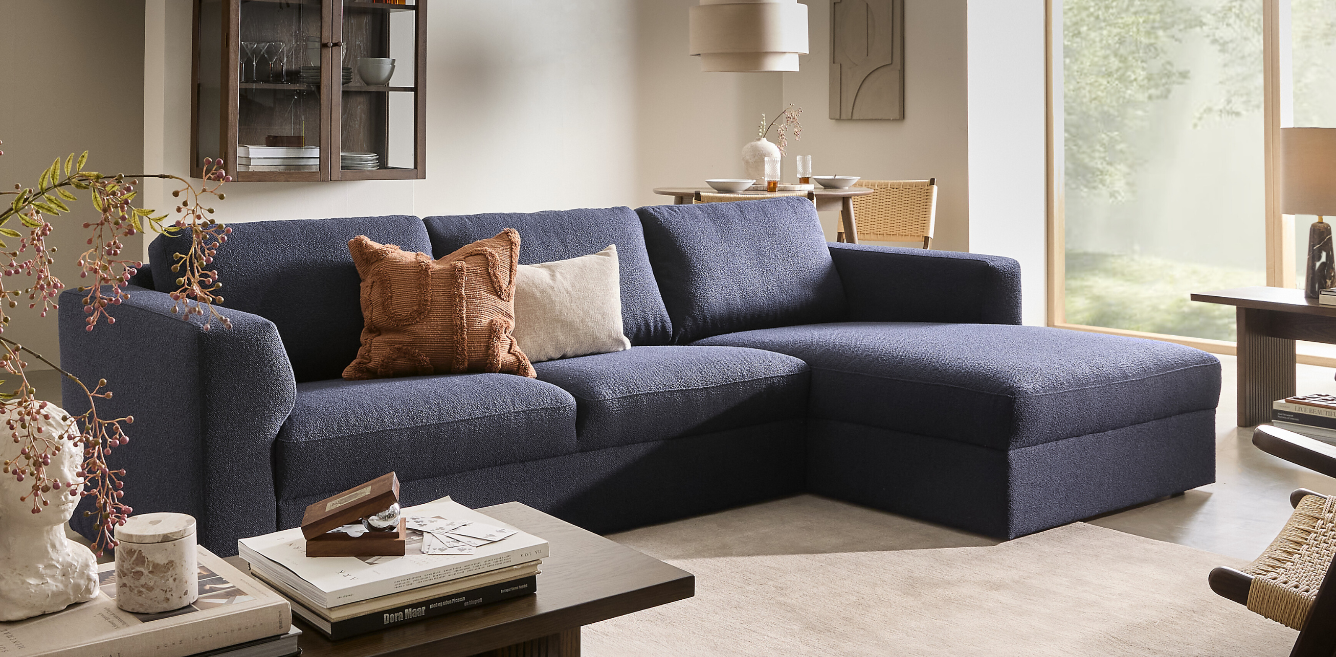 Blå modulsoffa i mysigt vardagsrum
