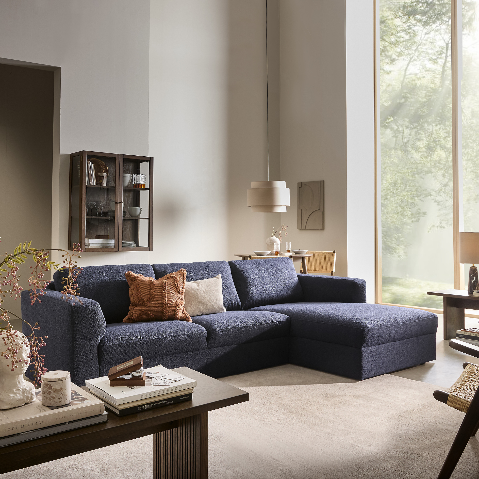 Blå modulsoffa i mysigt vardagsrum