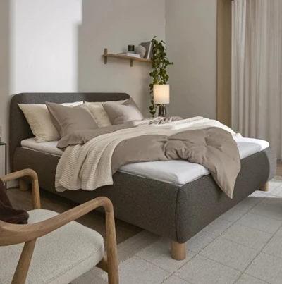 Brun dubbelsäng i ett stilrent skandinaviskt sovrum