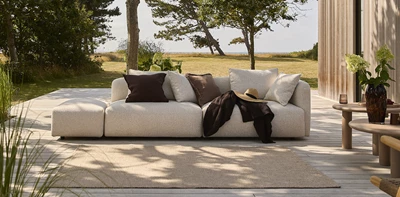 Vit modulsoffa placerad på terrass.