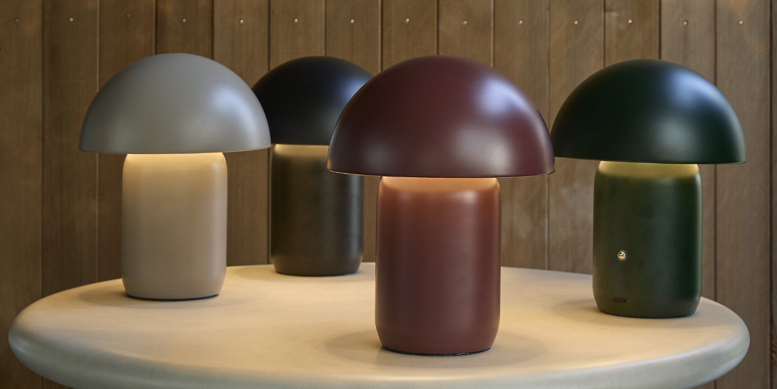 Utomhuslampor med rund kupa i olika färger.