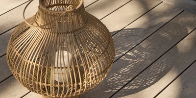 Design Uden Navn 2026 01 15T122906.007 Brun lykta med ljus inuti.